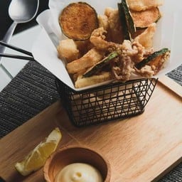 คาลามารี ปลาหมึกทอกรอบและซูกินี เสิร์ฟพร้อมทรัฟเฟิลมายองเนส