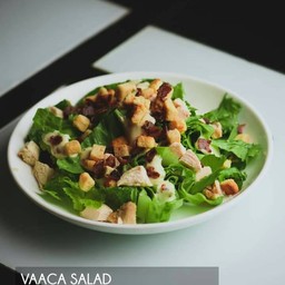 แวคก้าสลัด สลัดไก่รมควัน เบคอน ทรัฟเฟินมายองเนส ขนมปังกรอบ