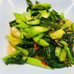 คะน้าปลาเค็ม กับข้าว