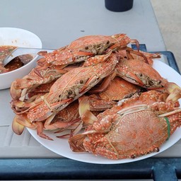 เป็นเมนูที่ลูกค้าต้องสั่งล่วงหน้าเนื่องจากทางร้านจะไปรับปูจากเรือประมงวันต่อวัน