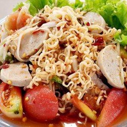 ยำมาม่าน้ำข้นหมูยอ