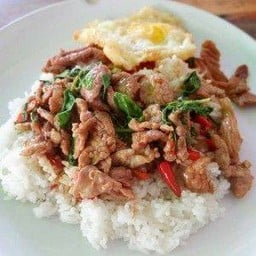 กระเพราใจใหญ่ให้ไข่ดาวทุกจาน