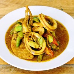 ผัดเผ็ดไก่ใ่ส่ปลาหมึกและเม็ดเหรียง