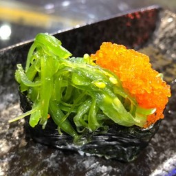 ซูชิไข่กุ้งส้มยำสาหร่าย