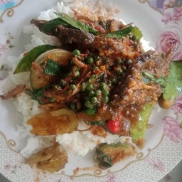 ข้าวผัดเผ็ดปลาดุกทอด