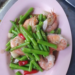 ผัดหน่อไม้ฝรั่งน้ำมันหอย