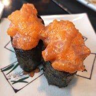 ซูชิแซลมอนซอสไข่กุ้ง