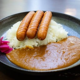 ข้าวแกงกะหรี่ใส้กรอก