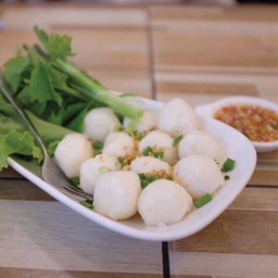 ลูกชิ้นปลาหมึกสิงค์โปร์ทอดหรือลวก