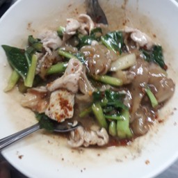 ราดหน้าหมูเส้นใหญ่