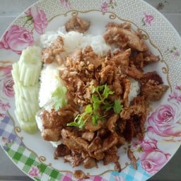 ข้าวผัดกระเทียมพริกไทยหมูชิ้น