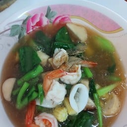 เส้นใหญ่ราดหน้ารวมมิตร หมูกุ้งปลาหมึก