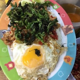 ข้าวกะเพาไข่เยี่ยวม้า