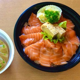 Salmon Don (with Miso soup) ข้าวหน้ารวมปลาแซลมอนดิบ