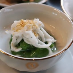 ขนมเปียกปูนใบเตยน้ำกะทิ