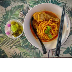 ข้าวซอยน่องไก่ (ကြက်ပေါင်)