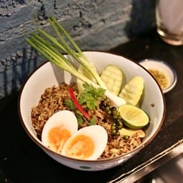 ข้าวผัดคั่วกลิ่งหมูสับเสิร์ฟพร้อมไข่ต้ม