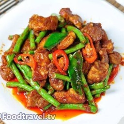 ผัดพริกแกงเนื้อราดข้าว