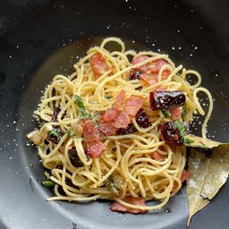 สปาเกตตี้ผัดเบคอนพริกแห้ง