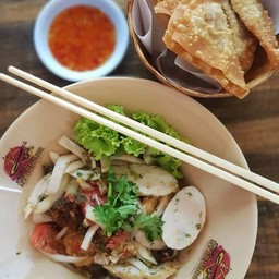 ยำลูกชิ้นรวม