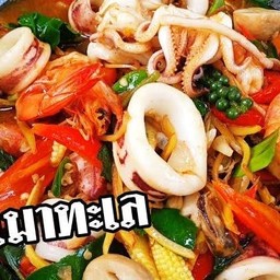ผัดขี้เมาทะเลราดข้าว