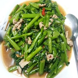 ผัดผักบุ้งราดข้าว