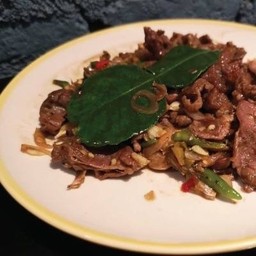 เนื้อน่องลายผัดพริกขี้หนู