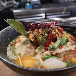 ก๋วยเตี๋ยวต้มแซ่บกระดูกหมูอ่อน