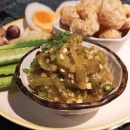 น้ำพริกหนุ่มเสิร์ฟพร้อมไข่ต้ม