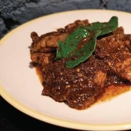 เนื้อน่องลายผัดพริกแกง