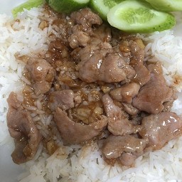 หมูชิ้นกระเทียมราดข้าว (มีน้ำขลุกขลิก)
