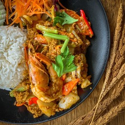 ผัดผงกะหรี่ราดข้าว