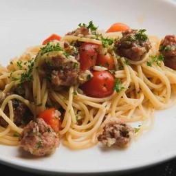 สปาเก็ตตี้อิตาเลี่ยนซอสเสจ สปาเก็ตตี้ไส้กรอกอิตาเลี่ยน มะเขือเทศเชอรี่ กระเทียม