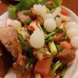 ยำเนื้อย่างกระเทียมโทน