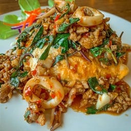 ข้าวกะเพราภูเขาไฟ