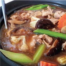 ราดหน้ากุ้งหรือเนื้อหรือทะเล