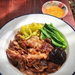 โก๋เหลย&Catch Up Bar ขาหมูเตาถ่านและเครื่องดื่ม