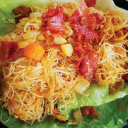 เส้นหมี่ผัดเบคอนไข่เค็มโบราณ