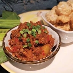 น้ำพริกอ่องกับแคบหมู