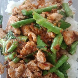 ข้าวผัดพริกแกงหมู