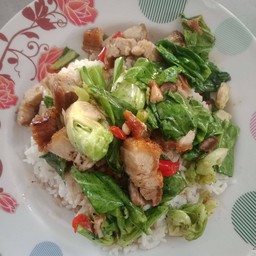 ข้าวผัดแขนงหมูกรอบ