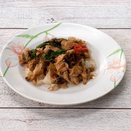 เส้นใหญ่ผัดกระเพราหมู