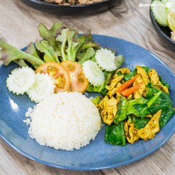  “ข้าวดอกกะหล่ำ+ผัดเครื่องแกงหมู” (99 บาท) เครื่องแกงคีโต รสชาติจัดจ้าน