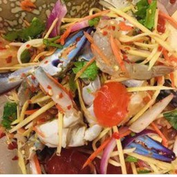 ยำมะม่วงปูม้ากุ้งสดไข่แดงค็มปลาร้า