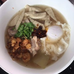 ก๋วยจั๊บญวณรวมมิตรใส่ไข่