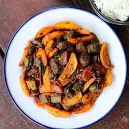 ผัดกระเจี๊ยบกับมันฝรั่ง และหอมใหญ่