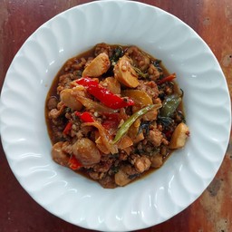 ผัดกะเพราหมูลูกชิ้นหมู