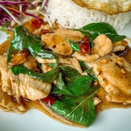 ไก่ผัดโหระพาพริกแห้ง