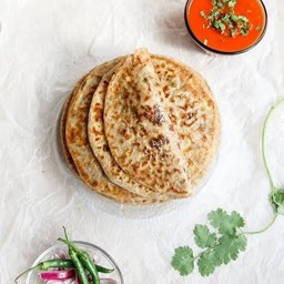 ปารันทายัดไส้มันฝรั่งและเครื่องเทศ