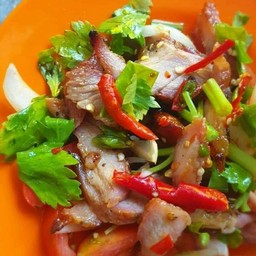 ยำคอหมูย่าง